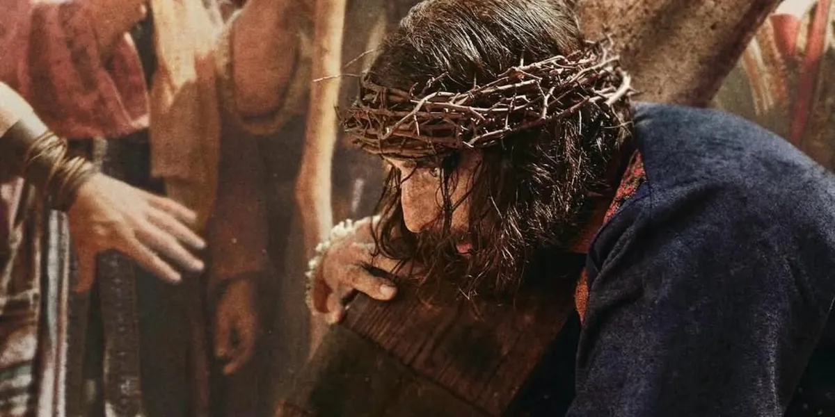 Jesús con la corona de espinas cargando la cruz, imagen promocional de la sexta temporada de The Chosen